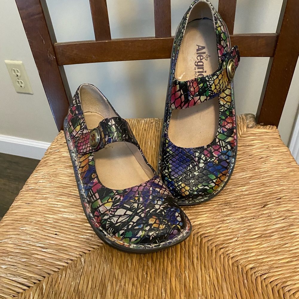 Cute clogs in excellent condition
